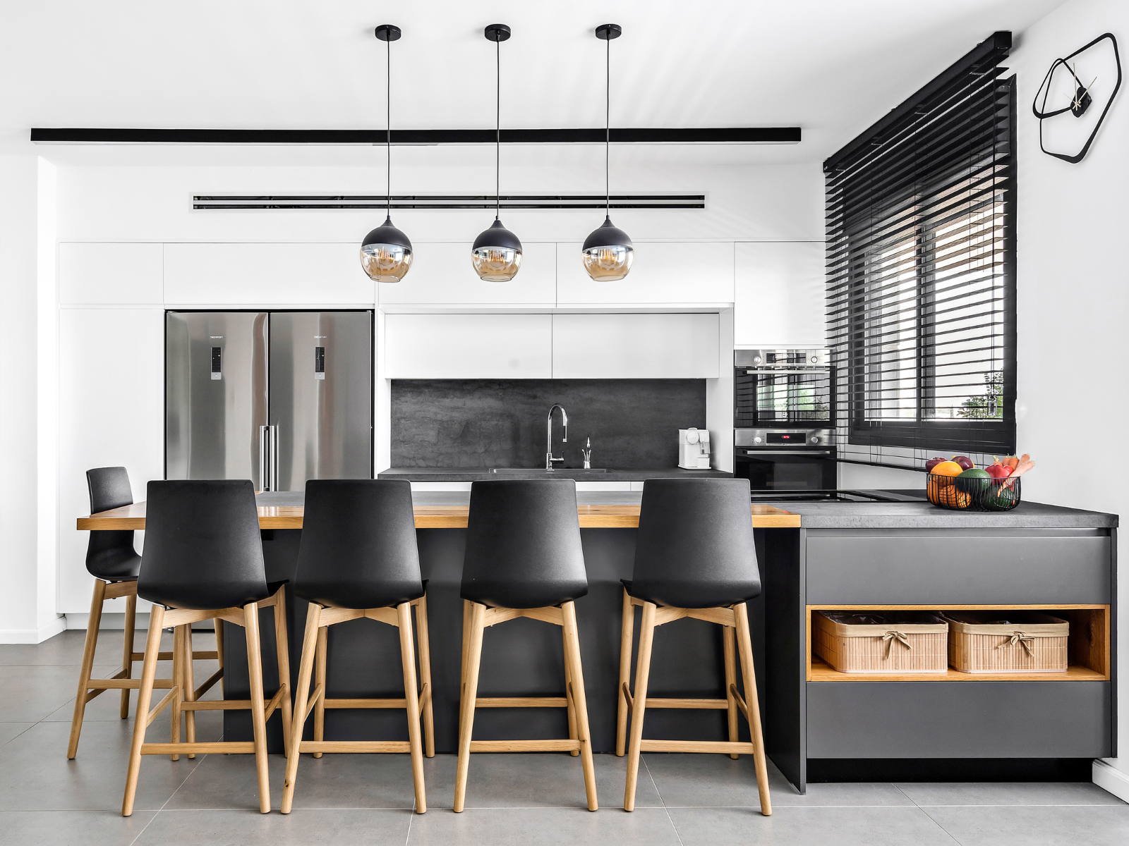 מטבח פונקציונלי עם נגיעות כפריות עדינות