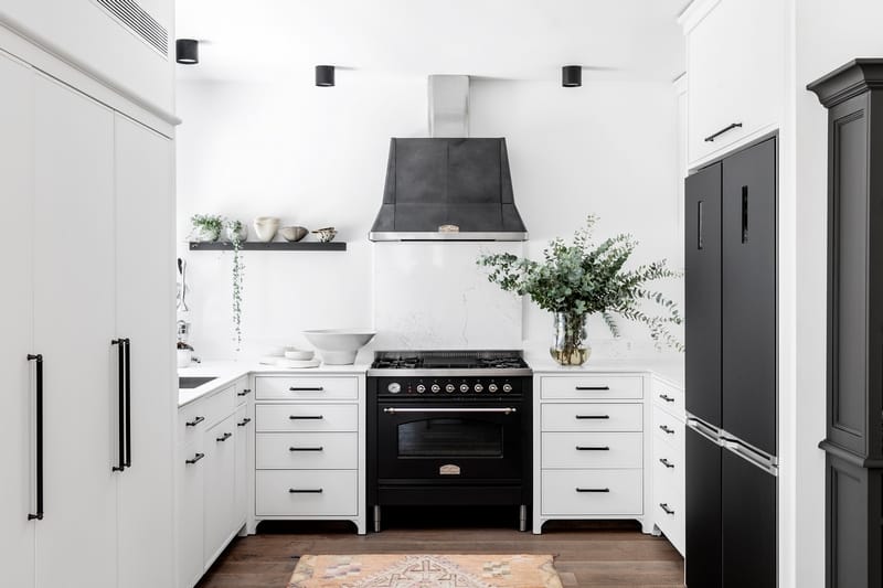 מבטח לבן עם מוצרי חשמל שחורים