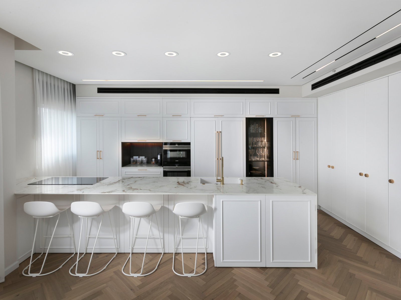 מטבח המשלב אלמנטים מודרניים וכפריים יחד