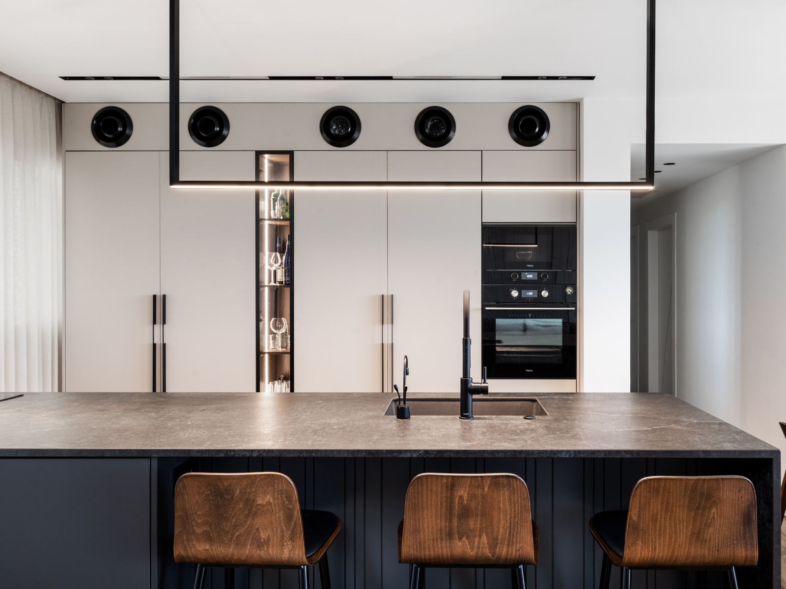 שילוב של אלמטנים מתכתיים או נירוסטה בעיצוב מטבח מודרני