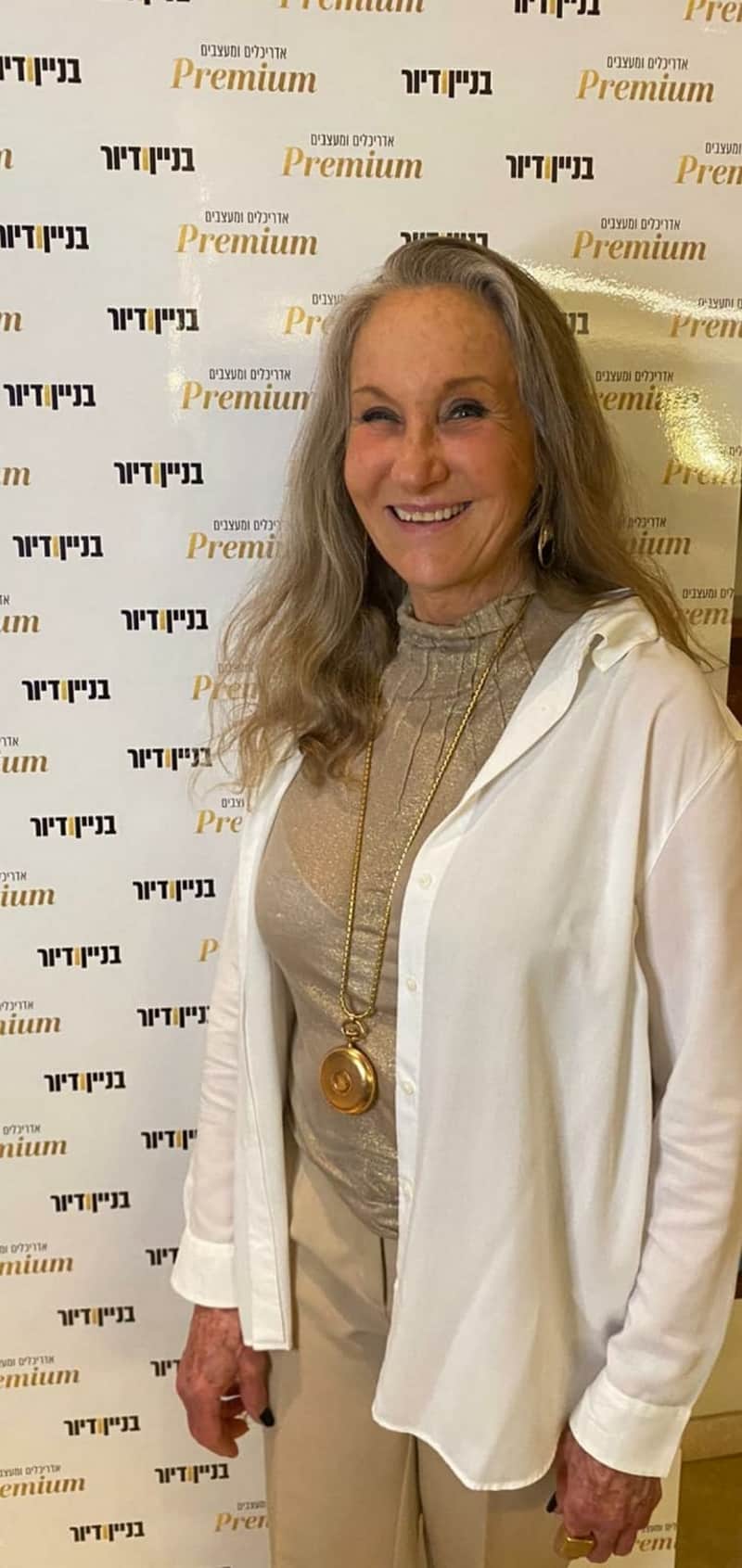 חדווה אלמוז, עורכת מגזין בניין ודיור