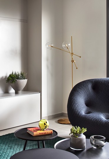 שומרת על איפוק: דירה מודרנית בעיצוב עדין