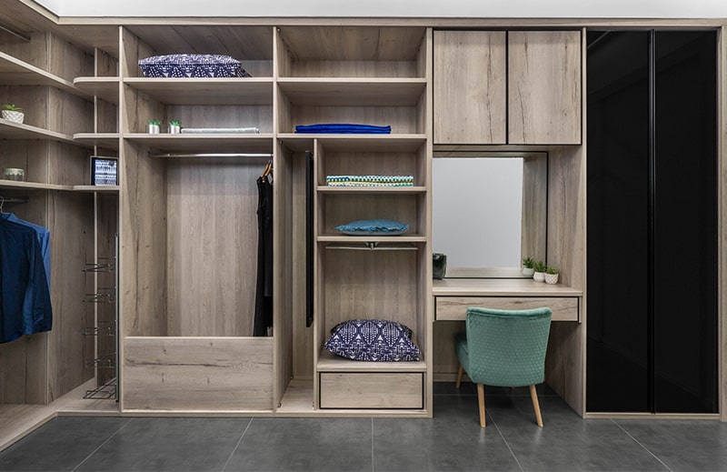 חדר ארונות עם פינת עבודה