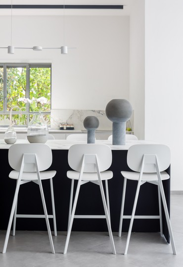 כחול, לבן ובטון: מטבח בעיצוב מודרני