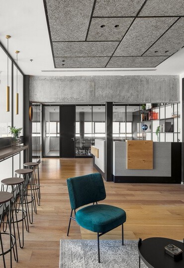 בין המכולות: משרד אלגנטי בנמל אשדוד