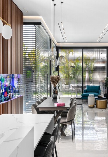 פנים, חוץ והבית שביניהם