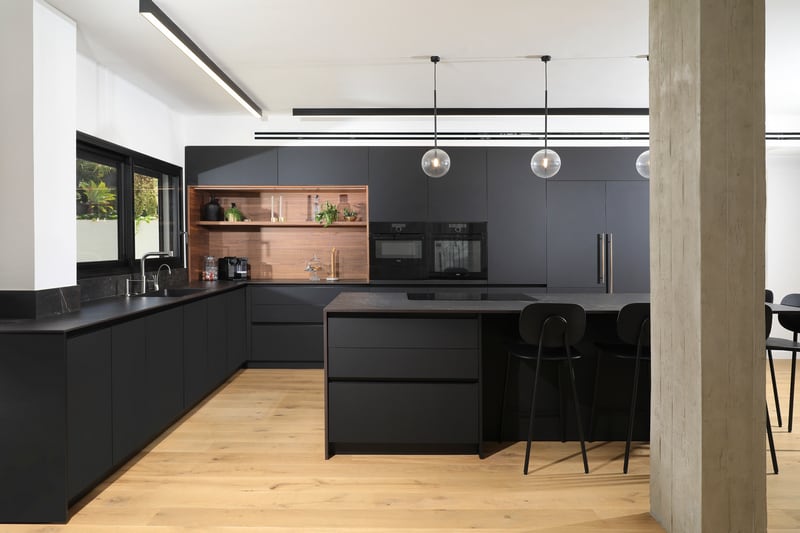 מטבח שחור עם פרקט אלון