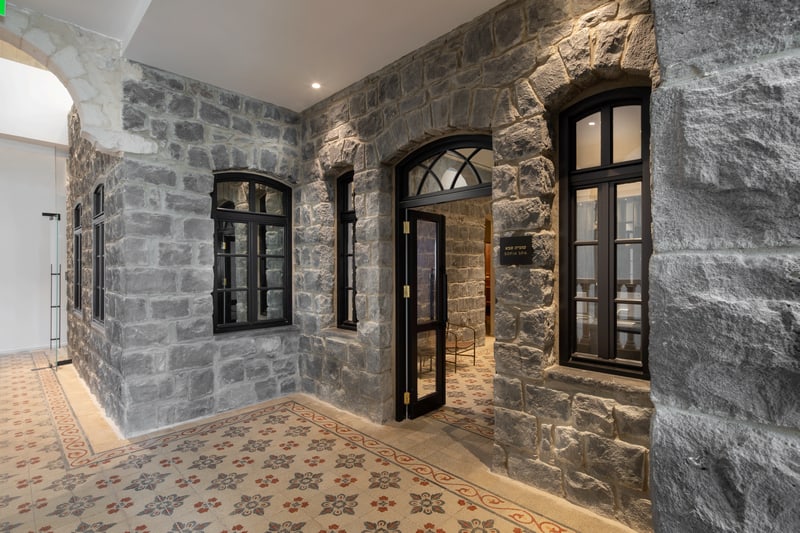 אבני הבזלת במלון סופיה כנרת