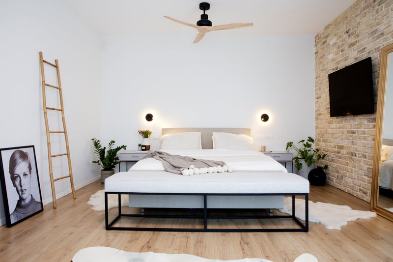 חדר שינה עם קיר בריקים
