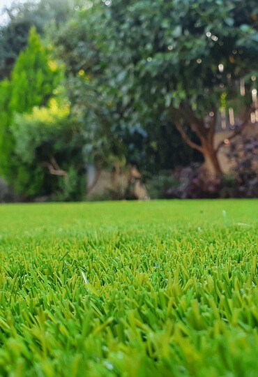עיצוב גינה ומרפסת מושלמת עם דשא סינטטי