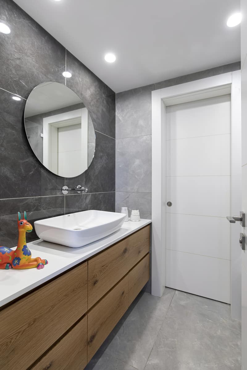 ארון אמבט חדר רחצה עץ לבן אפור