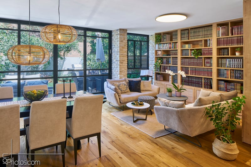 סלון עם ספריה גדולה