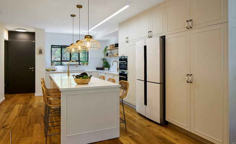 מטבח לבן עם ארונות גבוהים