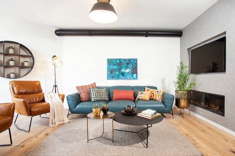 סלון צבעוני וצעיר