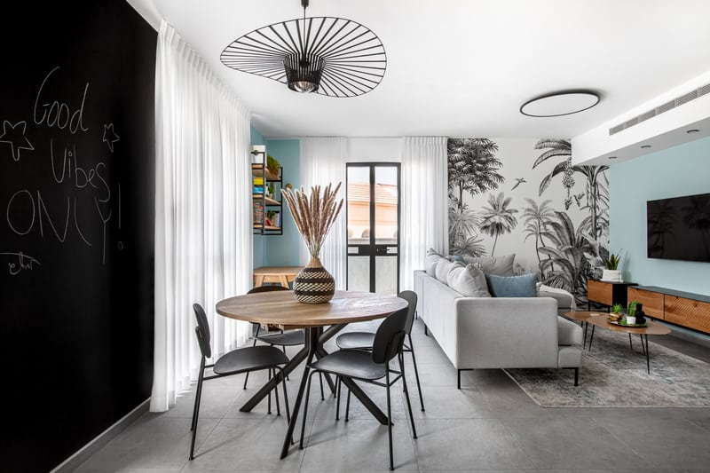 פינת אוכל עגולה עם כיסאות שחורים