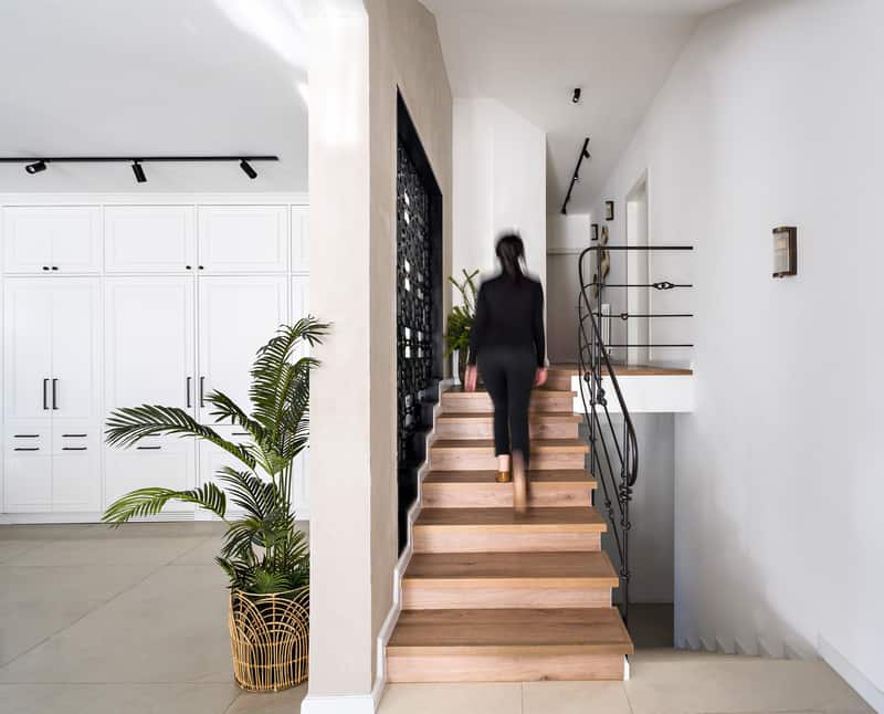 מדרגות לקומה השניה