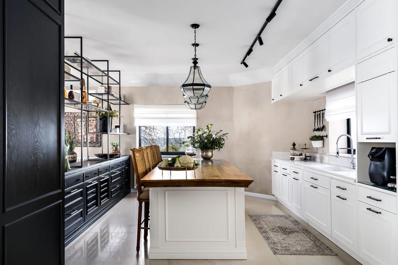 מטבח לבן עם אי שחור