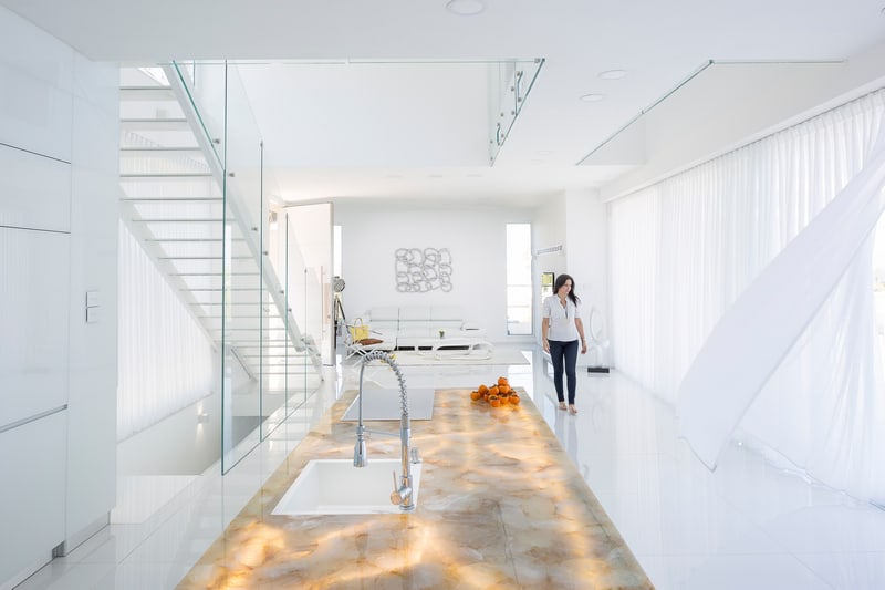 מדרגות שילוב בין ברזל לשיש לבן