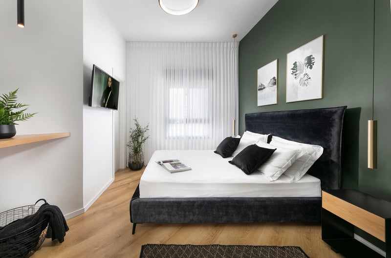 חדר שינה עם קיר ירוק