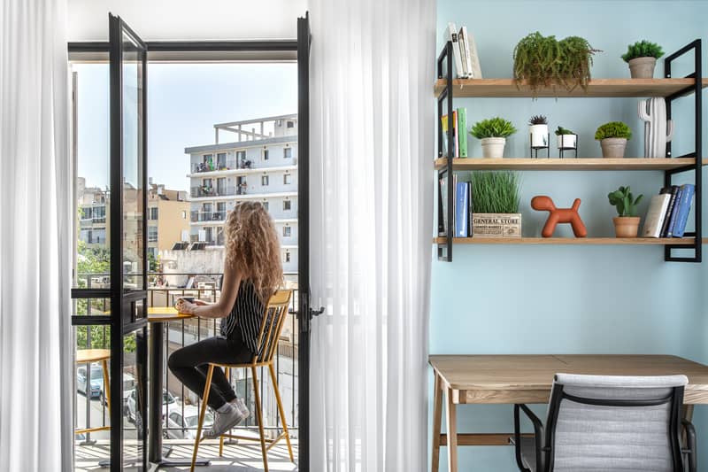 חדר השינה כולל גם שלוש ספריות עץ זהות