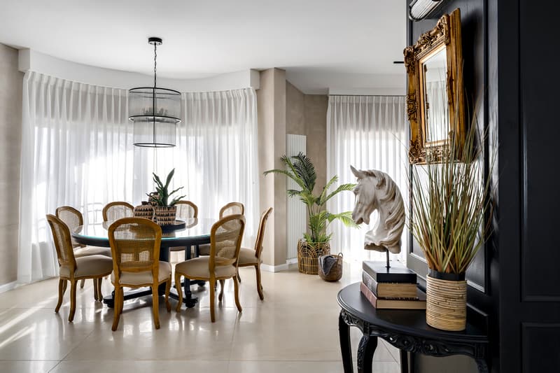 כיסאות מעץ גולמי