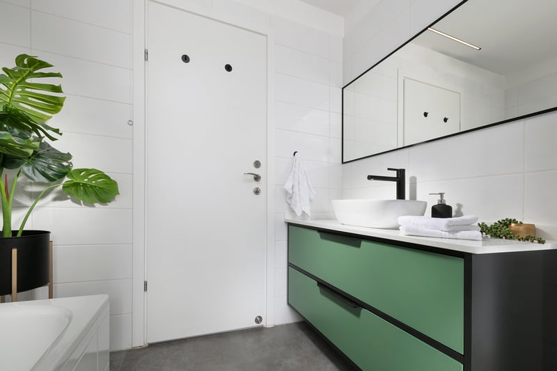 חדר רחצה עם ארון ירוק