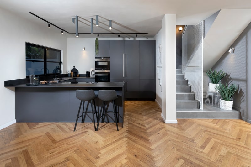 עיצוב מדרגות עם חפצי נוי