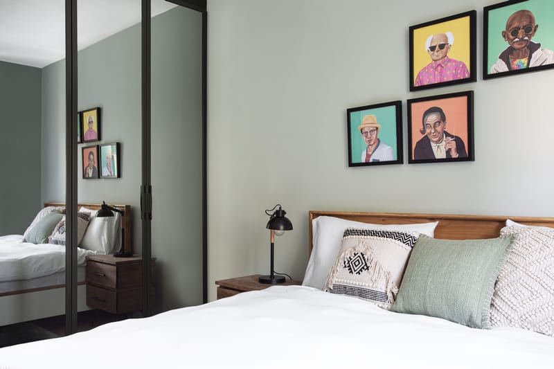 חדר שינה עם ציורים על הקיר