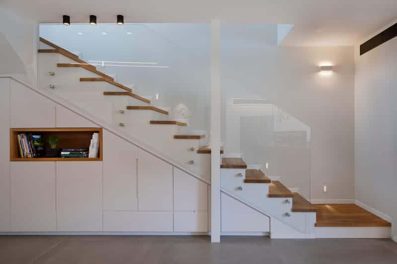 ספריה מתחת למדרגות