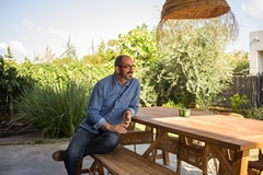 עידוא כספי – המעצב שилиהב להתחבר לסביבה