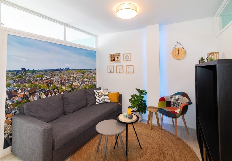 סלון קטן עם נוף מצולם