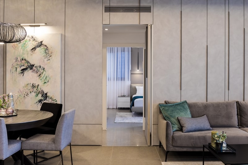 סלון עם דלת נסתרת