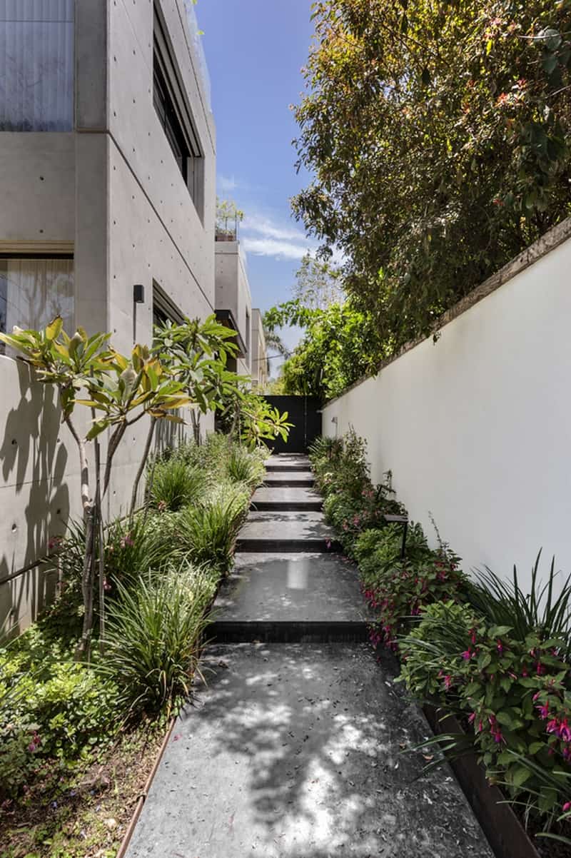 כניסה לבית גינה מדרגות רמפה