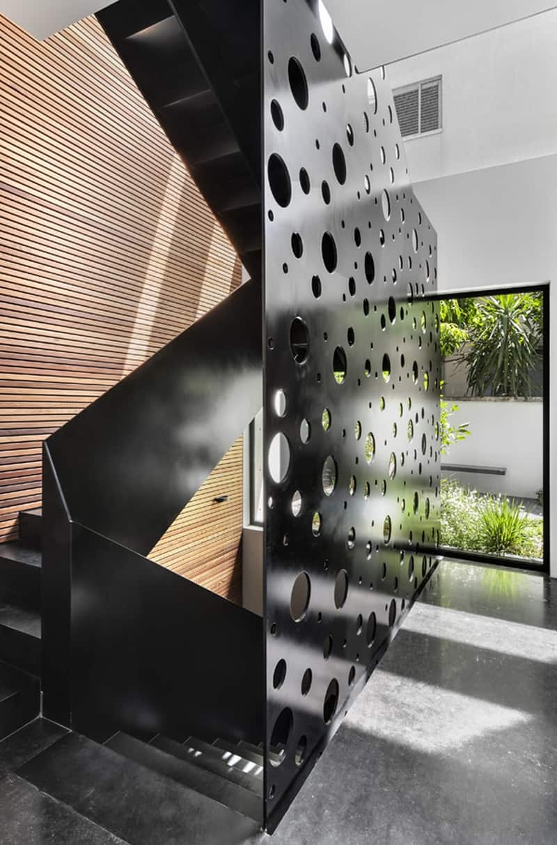 מדרגות שחורות פיסוליות