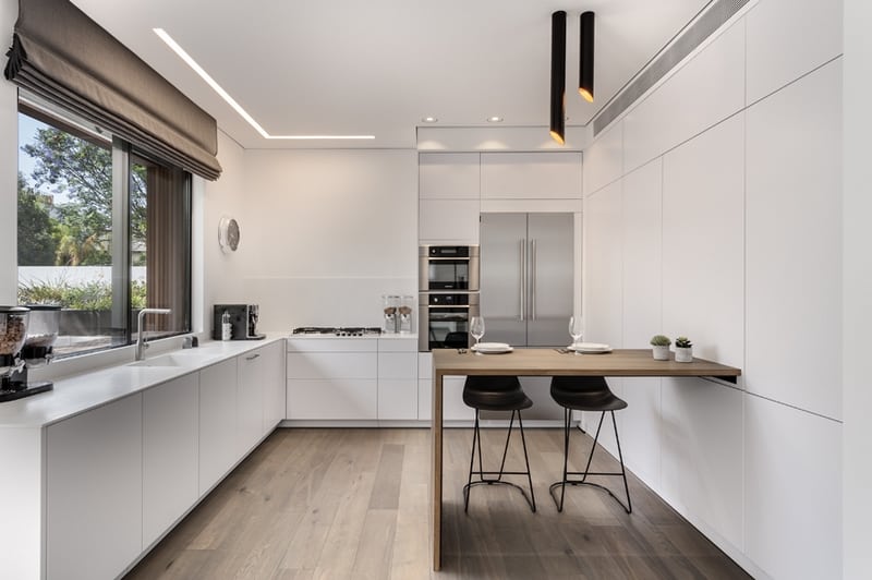 מטבח לבן מודרני עם פרקט