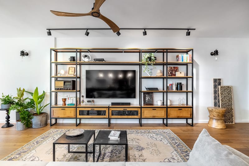 ספריית עץ בסלון