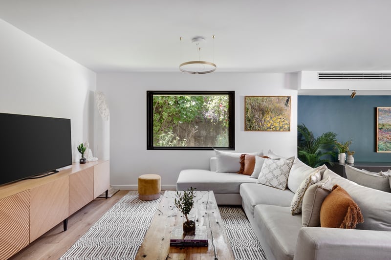 סלון עם רהיטים קלילים