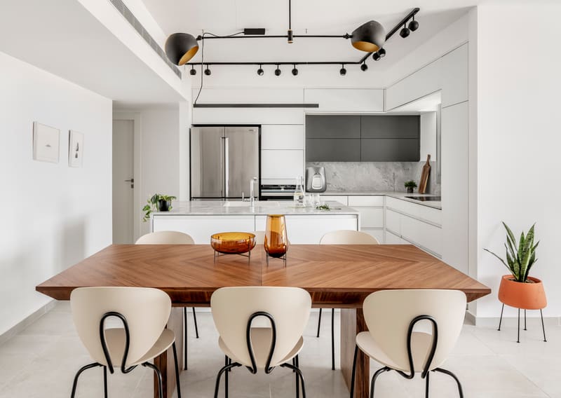 גוף תאורה מעל פינת אוכל