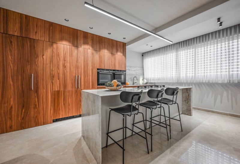 קיר ארונות מטבח בחיפוי פורניר