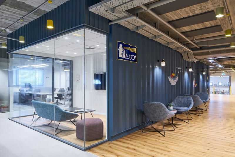 מכולה באמצע משרד