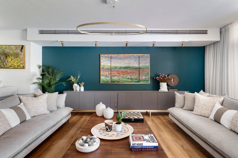 סלון אירוח עם קיר כחול