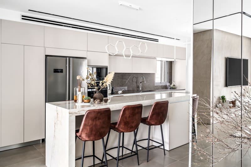 כיסאות עור במטבח