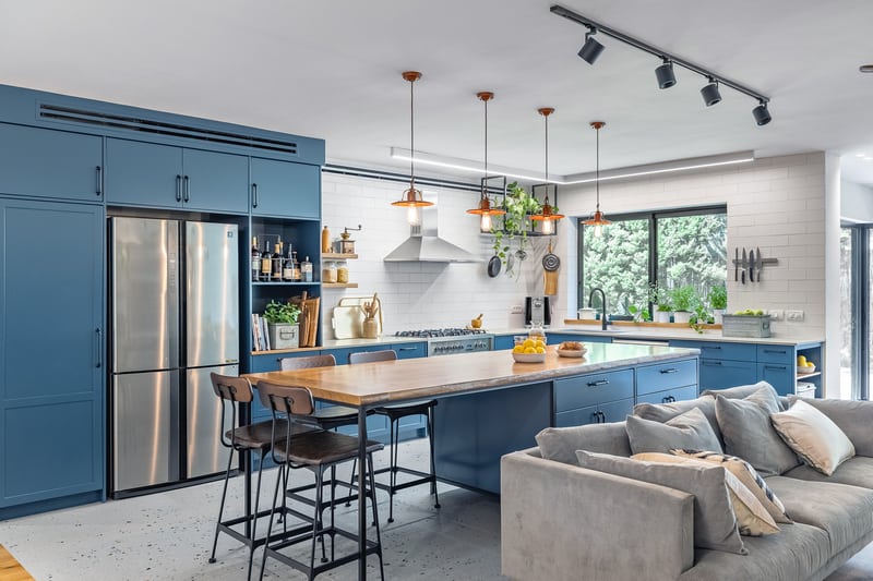 מטבח כחול עם אי גדול