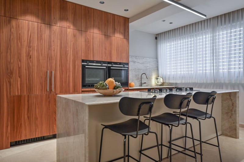 אי רחב במטבח מודרני