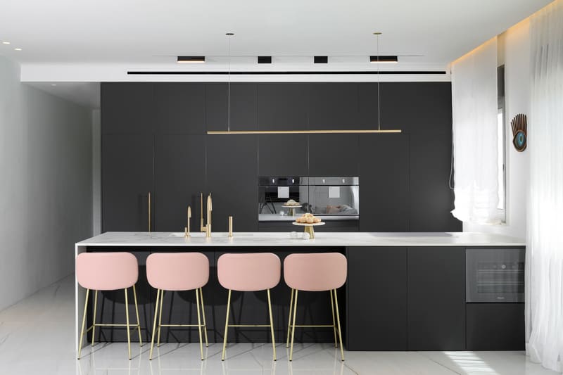 מטבח שחור עם כיסאות ורודים
