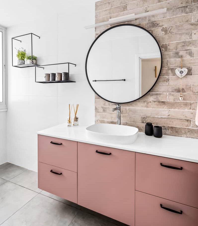 ארון אמבטיה ורוד