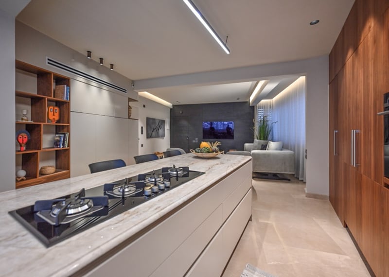 ספריית עץ במטבח