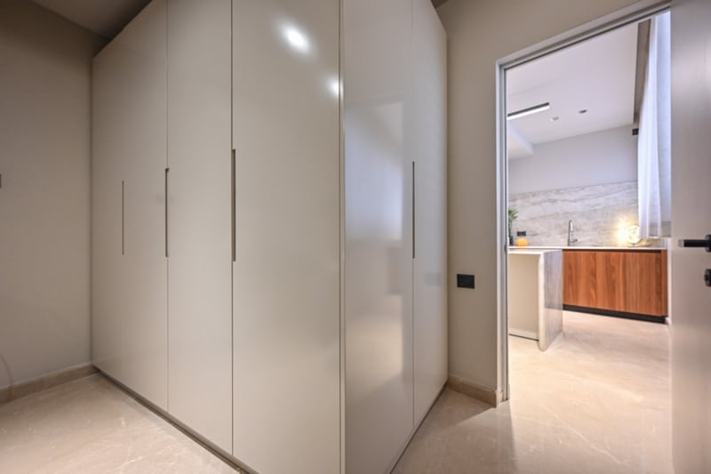 דלת מעבר לחדר שינה