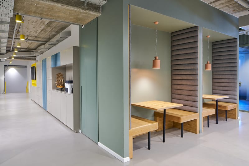 פינות ישיבה אינטימיות שמשמשות למנוחה או לשיחות פרטיות