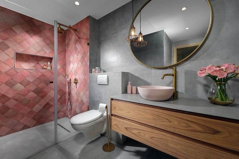 חדר רחצה עם אריחים ורודים